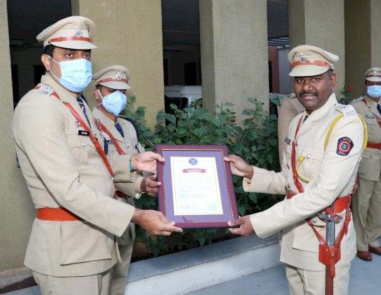 शिवप्रहार न्यूज- Dysp संदीप मिटके यांना पोलीस अधीक्षक मनोज पाटील यांचे हस्ते "सर्वोत्कृष्ट अपराधसिद्धी पुरस्कार" प्रदान…