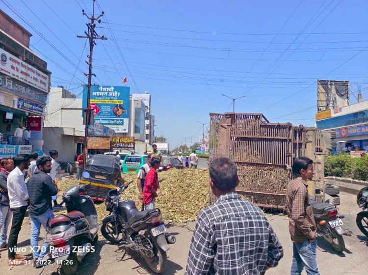 शिवप्रहार न्यूज-श्रीरामपूर शहरात सकाळी उसाचा ट्रक पलटी;ऊस रिक्षावर कोसळला…