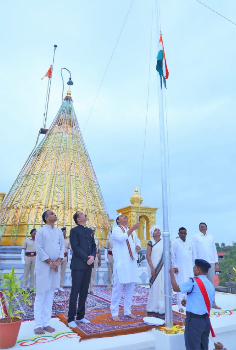 शिवप्रहार न्यूज- शिर्डीत श्री.साईबाबा मंदिरावर ध्वजारोहण…