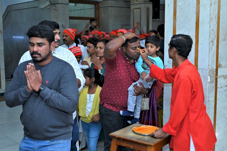 शिवप्रहार न्यूज- पुर्वीप्रमाणे... श्री.साईबाबांच्‍या दर्शनासाठी आलेल्‍या भाविकांचे गंधाचा टिळा लावून स्‍वागत…