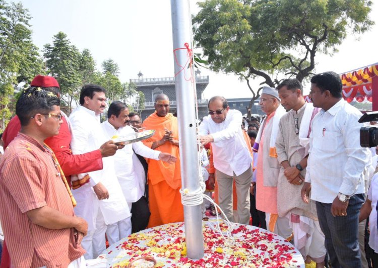 शिवप्रहार न्युज - सरला बेटावर महसूल,दुग्धविकास व पशुसंवर्धन तथा पालकमंत्री ना.राधाकृष्ण विखे पाटील यांच्या हस्ते ध्वजारोहण…