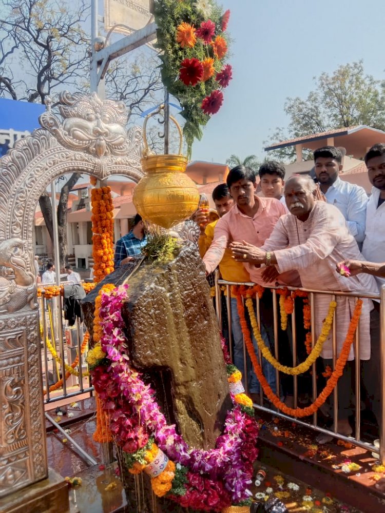 शिवप्रहार न्युज - विहिंप केंद्रीय सहमंत्री शंकर गायकर यांनी घेतले शनि देवाचे दर्शन