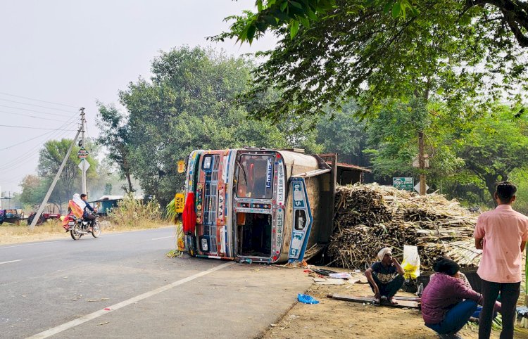 शिवप्रहार न्युज -  श्रीरामपुरात आज पुन्हा उसाचा ट्रक पलटी…